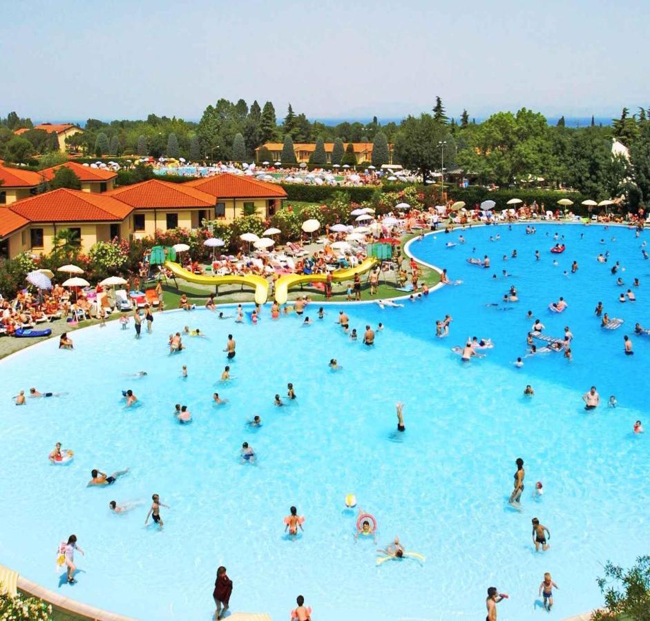 Camping Bella Italia In Peschiera Del Garda - Gardasee Apartment Bagian luar foto
