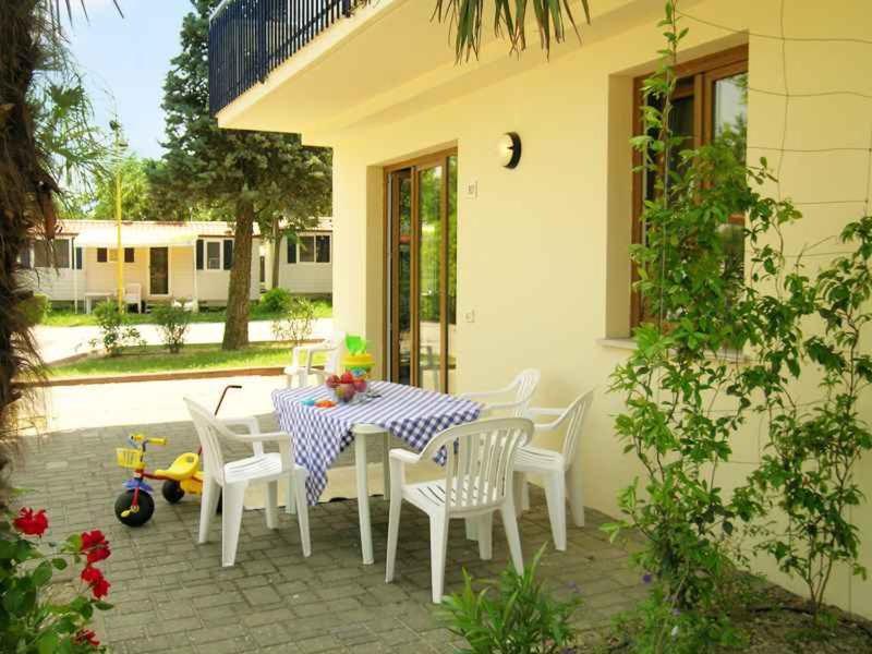 Camping Bella Italia In Peschiera Del Garda - Gardasee Apartment Bagian luar foto