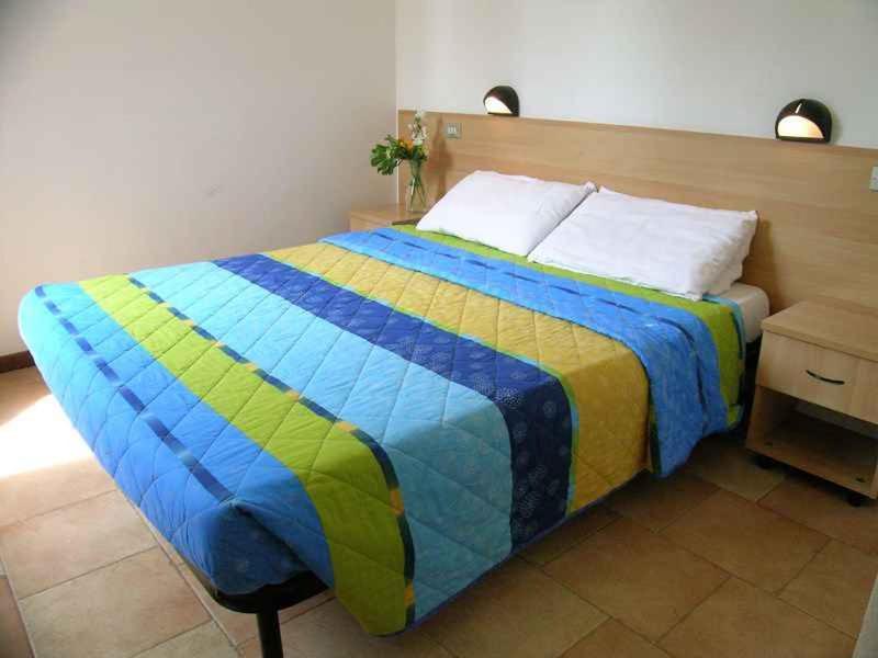 Camping Bella Italia In Peschiera Del Garda - Gardasee Apartment Bagian luar foto
