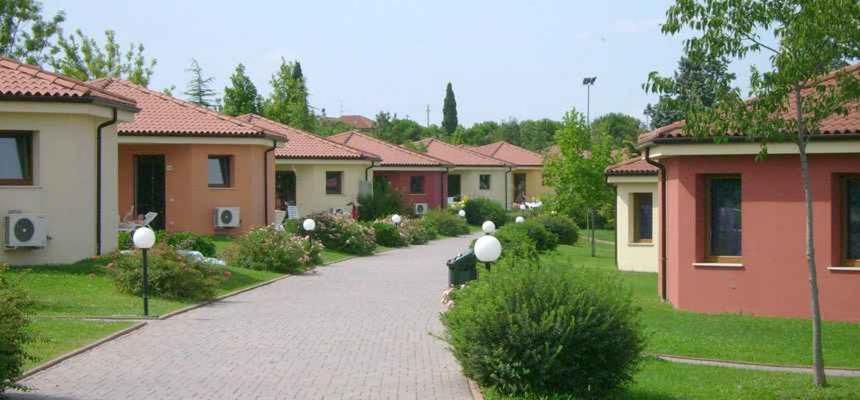 Camping Bella Italia In Peschiera Del Garda - Gardasee Apartment Bagian luar foto