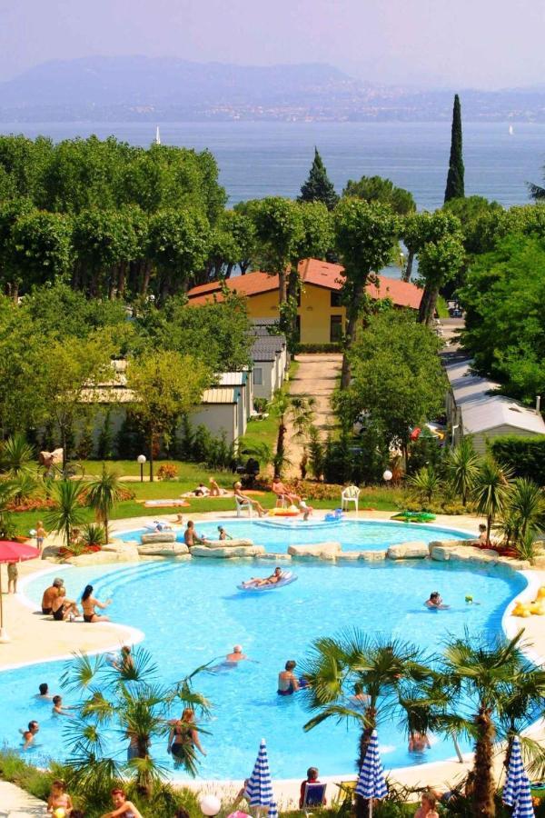 Camping Bella Italia In Peschiera Del Garda - Gardasee Apartment Bagian luar foto